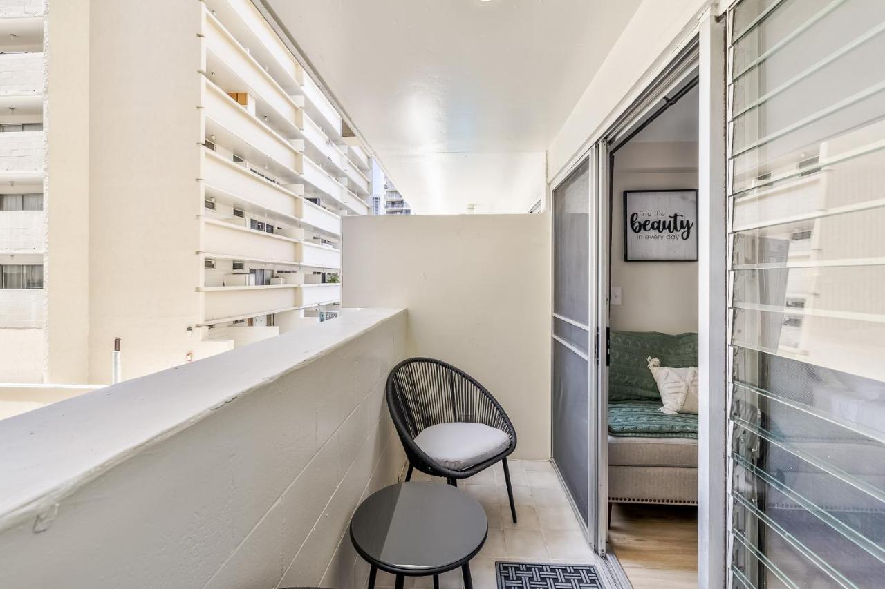 Bright & Cozy Condo Unit With Balcony! Гонолулу Экстерьер фото