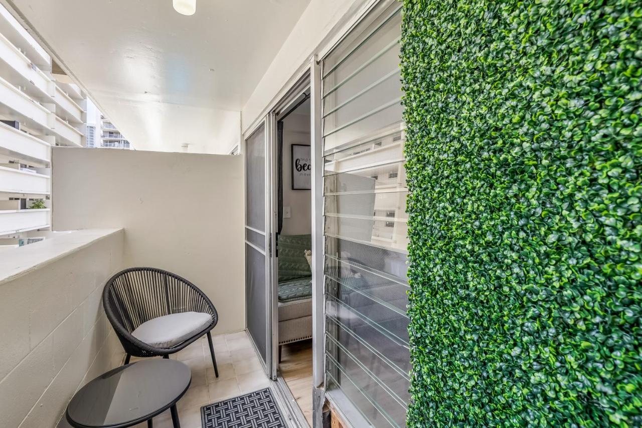 Bright & Cozy Condo Unit With Balcony! Гонолулу Экстерьер фото
